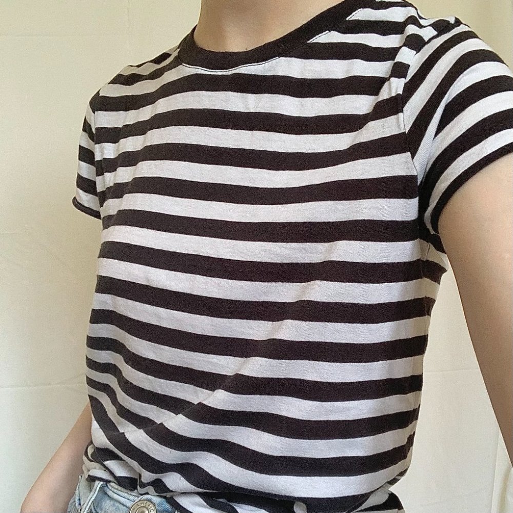 🖤H&M Black and White Striped Tee🖤